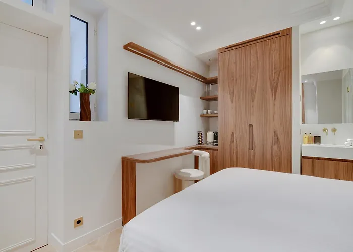 Maison Galante's With Services In La Madeleine - Opera